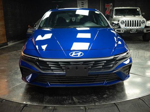 Used 2025 Hyundai Elantra Sport FWD image 3