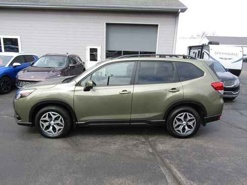 Used 2023 Subaru Forester Premium image 2