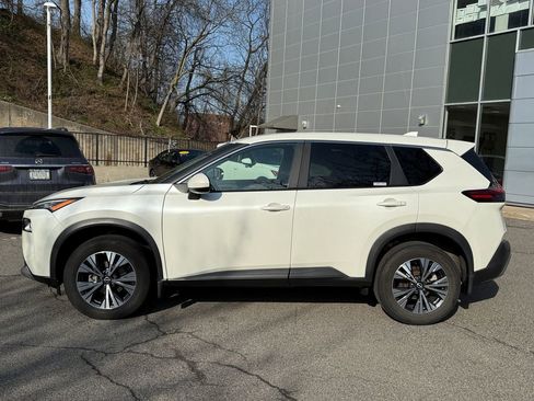 Used 2023 Nissan Rogue SV image 3