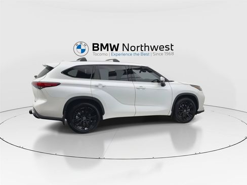 Used 2022 Toyota Highlander Limited AWD/4WD image 4