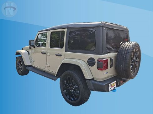 Used 2022 Jeep Wrangler Unlimited Sahara AWD/4WD image 11