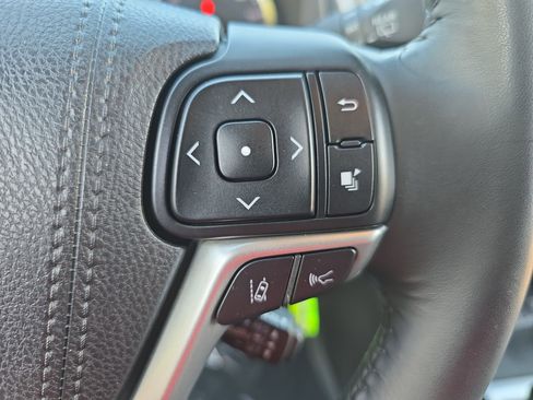 Used 2017 Toyota Highlander Plus AWD/4WD image 19