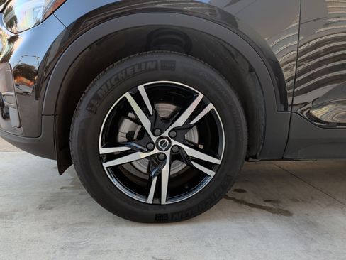 Used 2025 Volvo XC40 B5 Core image 13