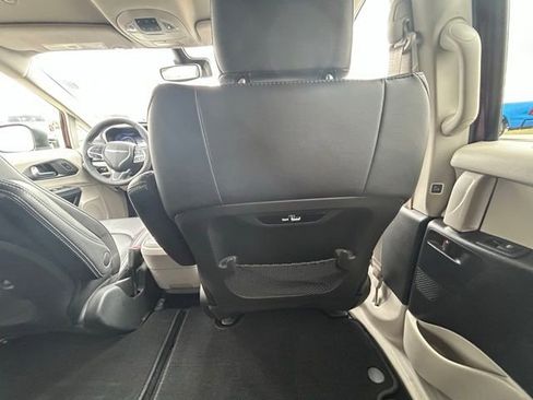 Used 2023 Chrysler Pacifica Touring-L image 35
