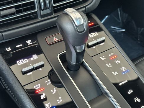 Certified 2024 Porsche Macan AWD/4WD image 22