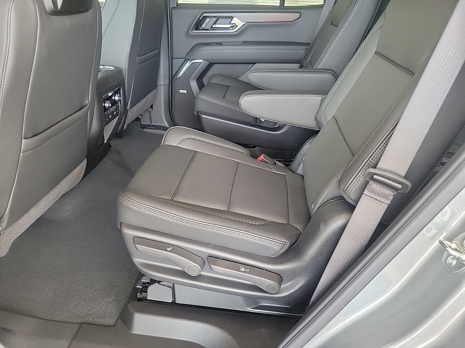 New 2026 GMC Yukon Denali w/ Denali Reserve Package AWD/4WD image 12