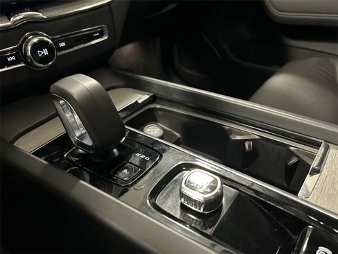 Certified 2025 Volvo XC60 B5 Plus image 19