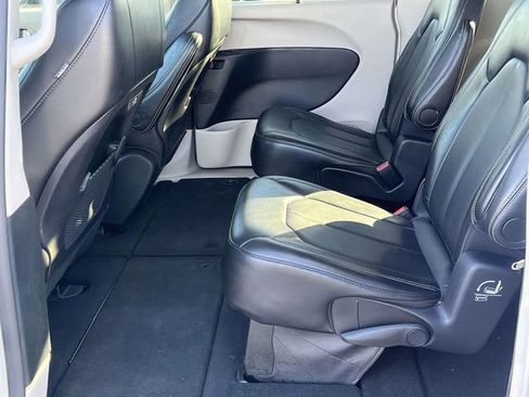 Used 2024 Chrysler Pacifica Touring-L image 15