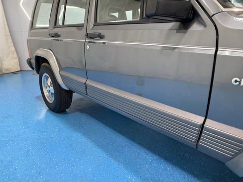 Used 1990 Jeep Cherokee Laredo RWD image 11