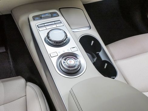 Certified 2024 Genesis GV70 2.5T w/ Select Package AWD/4WD image 19