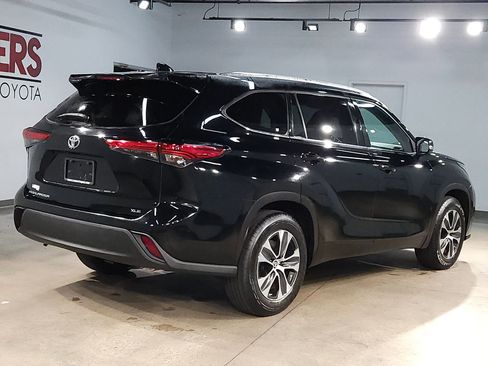 Used 2021 Toyota Highlander XLE image 7
