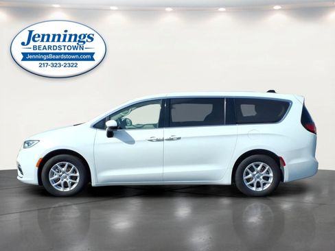 Used 2023 Chrysler Pacifica Touring-L FWD image 2