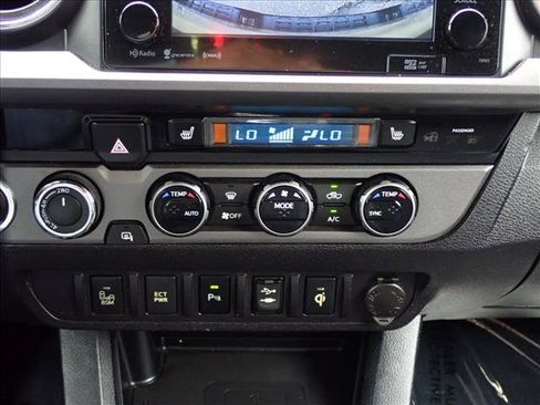 Used 2017 Toyota Tacoma TRD Off-Road w/ Premium & Technology Package AWD/4WD image 17