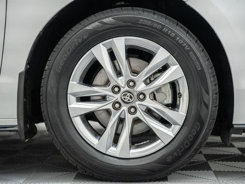 Certified 2024 Toyota Sienna Limited FWD image 19