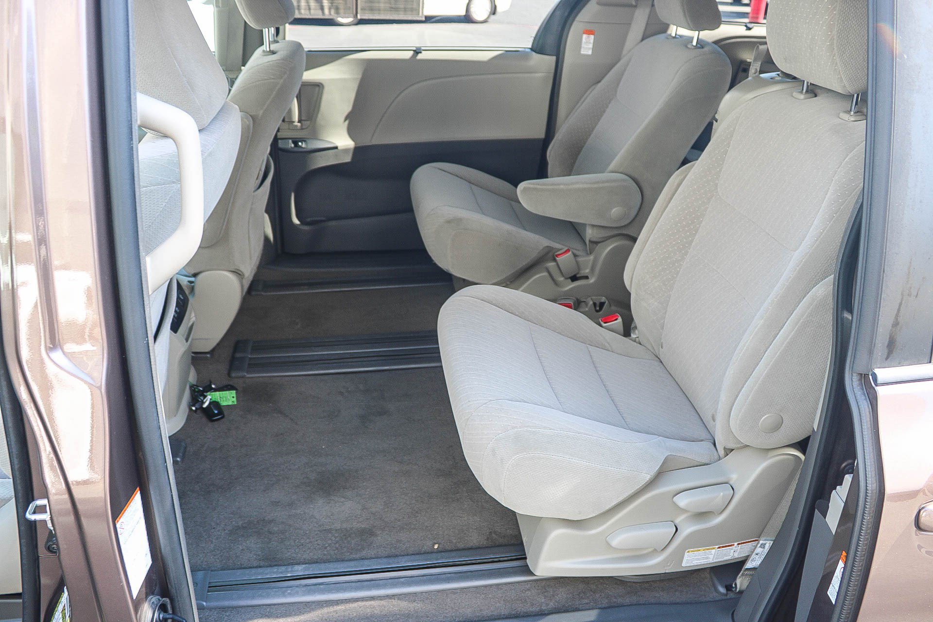 Used 2018 Toyota Sienna LE w/ Carpet Mat Package FWD image 19