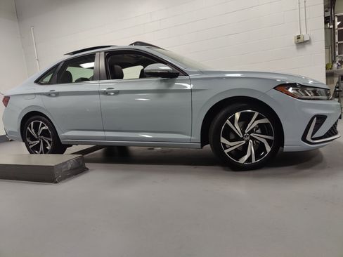 Used 2025 Volkswagen Jetta SEL image 3