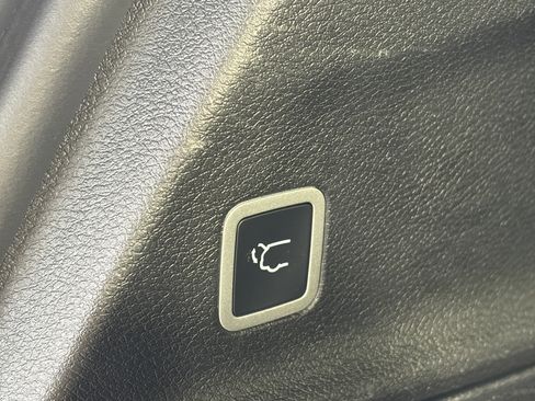 Used 2025 Chrysler Pacifica Select image 14