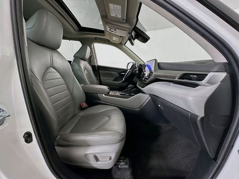 Used 2023 Toyota Highlander XLE image 33