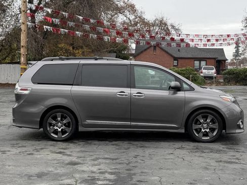 Used 2016 Toyota Sienna SE Premium image 21