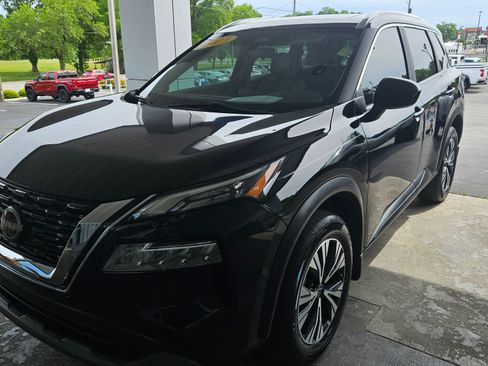 Used 2023 Nissan Rogue SV w/ SV Premium B Package FWD image 2