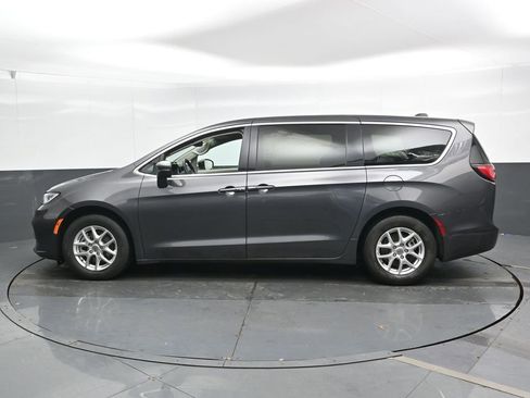 Used 2023 Chrysler Pacifica Touring-L image 8