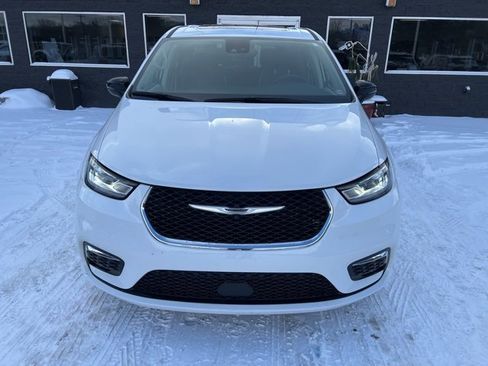 Certified 2024 Chrysler Pacifica Limited image 2