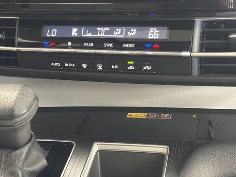 Used 2025 Toyota Sienna LE AWD/4WD image 17