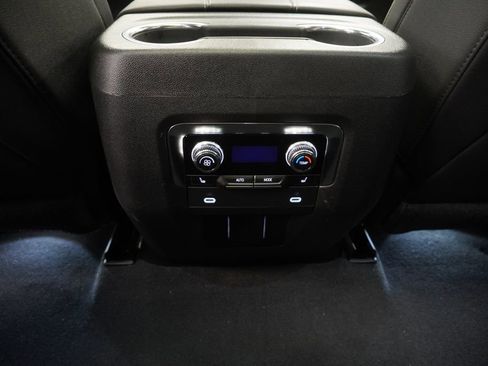 Used 2024 GMC Yukon SLT w/ SLT Premium Package AWD/4WD image 32