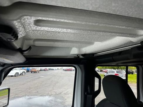 Certified 2018 Jeep Wrangler Unlimited Sport S AWD/4WD image 39