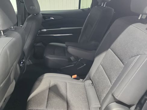 Used 2025 Chevrolet Traverse LT FWD image 30