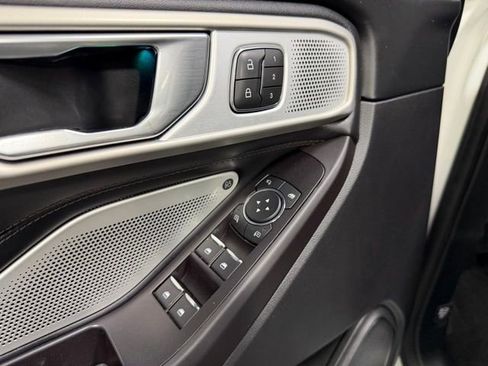 Used 2020 Ford Explorer Platinum w/ Premium Technology Package AWD/4WD image 24