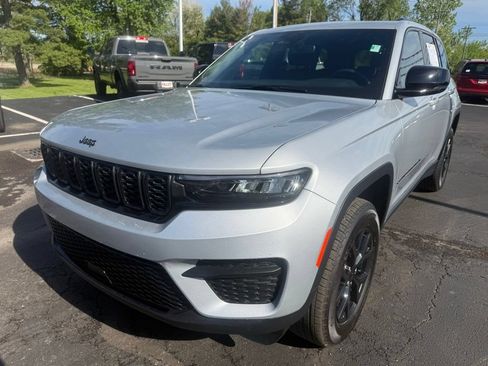 Used 2024 Jeep Grand Cherokee Altitude AWD/4WD image 2