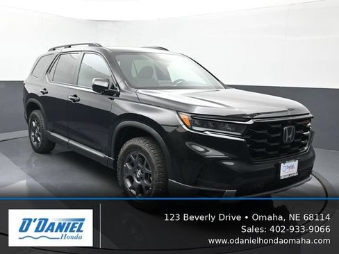 Used 2025 Honda Pilot TrailSport image 8