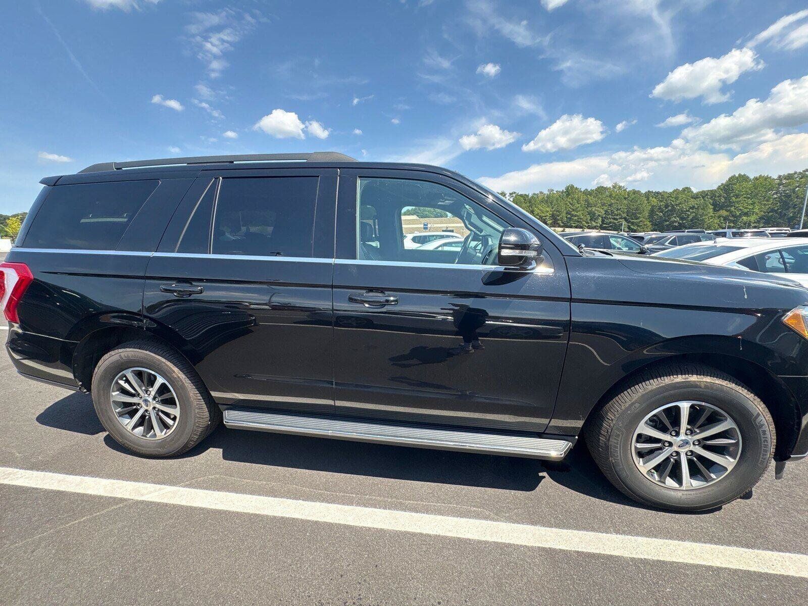 Used 2018 Ford Expedition XLT w/ Equipment Group 202A AWD/4WD image 4