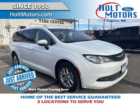 Used 2023 Chrysler Voyager LX image 1