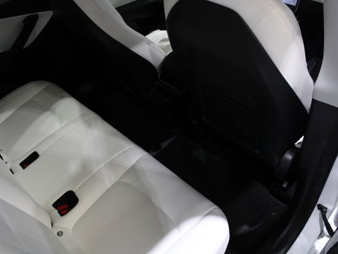 Used 2021 Tesla Model Y Long Range image 33