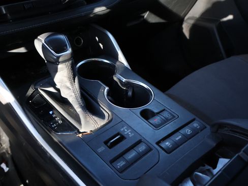 Used 2020 Toyota Highlander XLE image 28