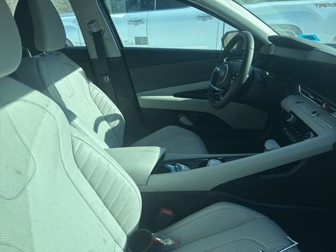 Used 2025 Hyundai Elantra Limited image 5