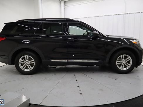 Used 2022 Ford Explorer XLT image 2