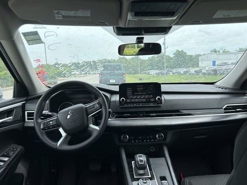 Used 2024 Mitsubishi Outlander ES AWD/4WD image 5