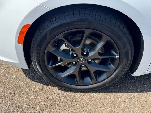 Used 2025 Chrysler Pacifica Limited FWD image 8
