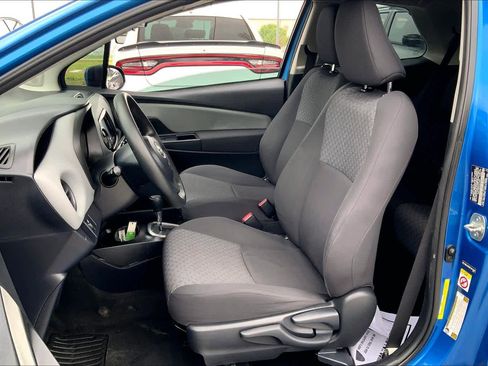Used 2015 Toyota Yaris L image 8