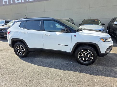 Used 2025 Jeep Compass Trailhawk AWD/4WD image 3