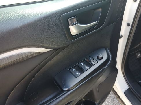 Used 2019 Toyota Highlander SE FWD image 14