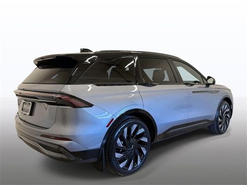 Used 2025 Lincoln Nautilus Reserve image 10