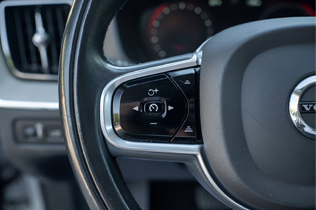 Used 2018 Volvo XC60 T8 Inscription w/ Luxury Seat Package AWD/4WD image 20