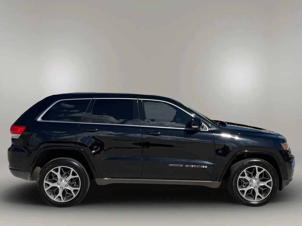 Used 2018 Jeep Grand Cherokee Limited AWD/4WD image 9