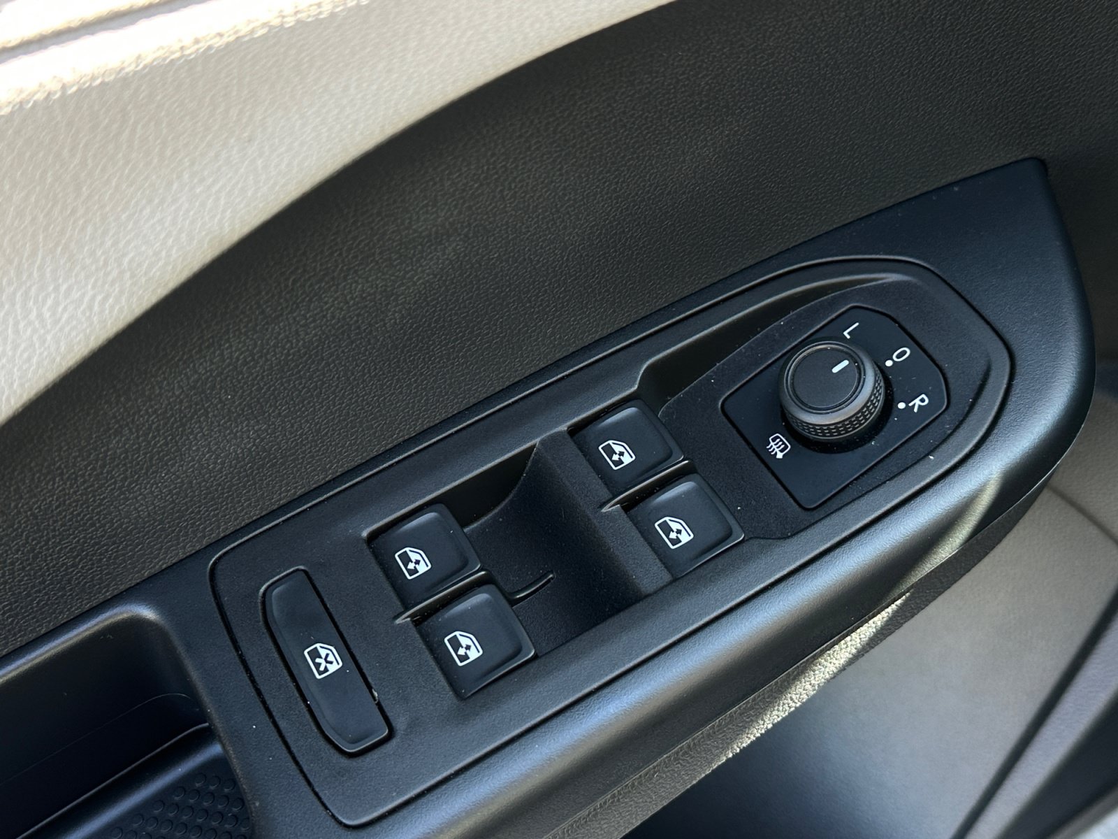 Used 2024 Volkswagen Taos SE w/ Panoramic Sunroof Package FWD image 22