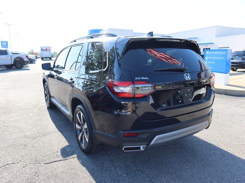 Used 2025 Honda Pilot Touring image 7