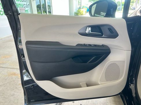 Used 2024 Chrysler Pacifica Touring-L FWD image 35